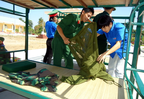 Trại sinh tham gia chương trình trải nghiệm quân ngũ cùng các chiến sĩ Sư đoàn 8 (Trại sinh học cách xếp nội vụ).